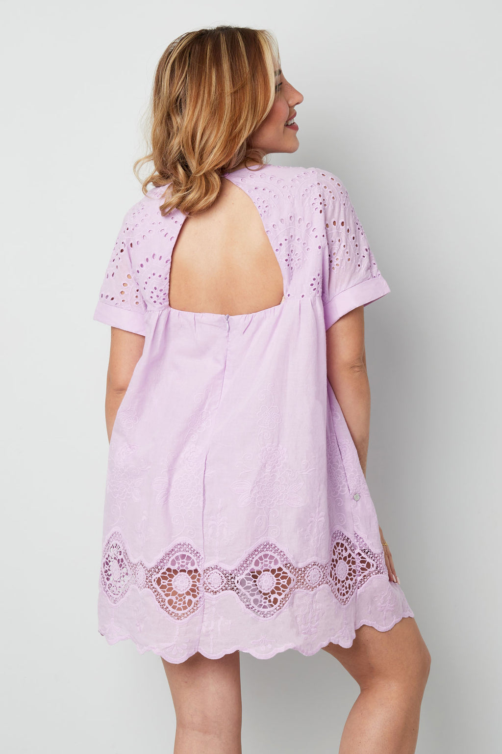 Kurzes Kleid mit offenem Rücken – Fuchsia