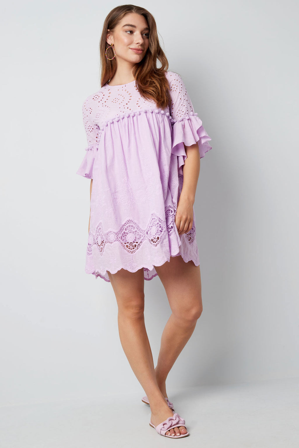 Kleid mit bestickten Details in Weiß