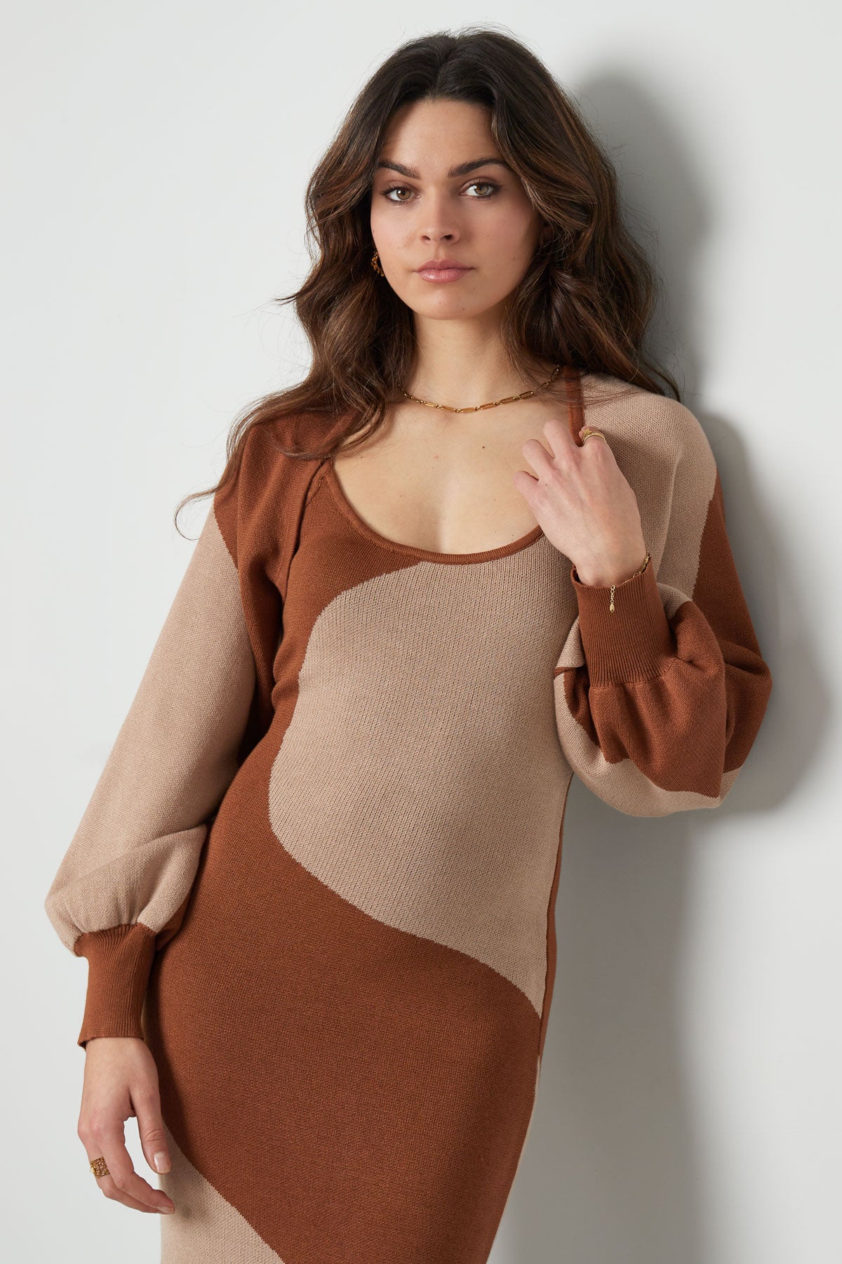 Strickjacke mit Bio-Streifendruck – braun