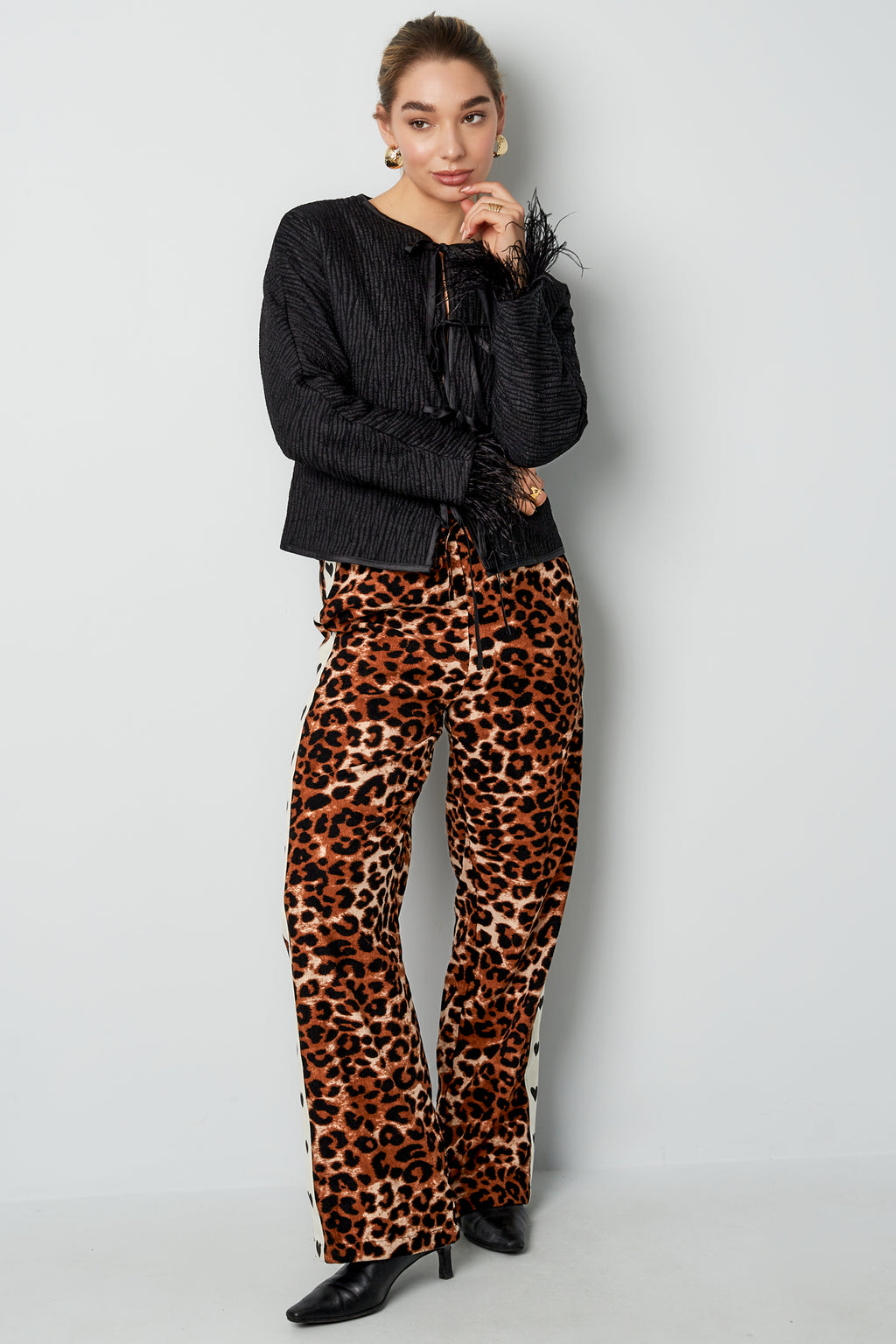 Federjacke mit schwarzem Panther-Print