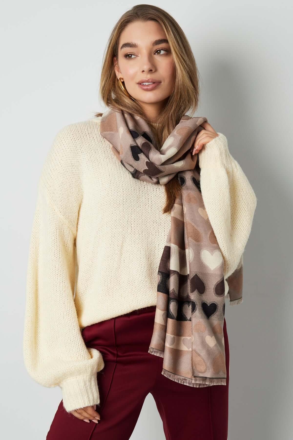 Schal mit Herzen überall