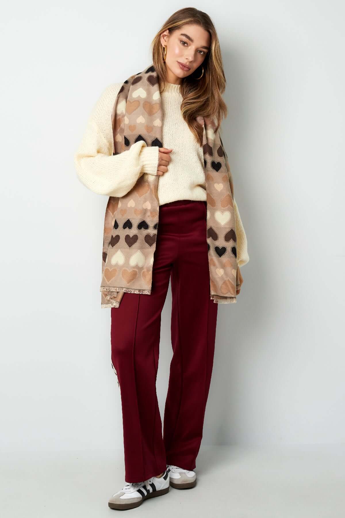 Schal mit Herzen überall