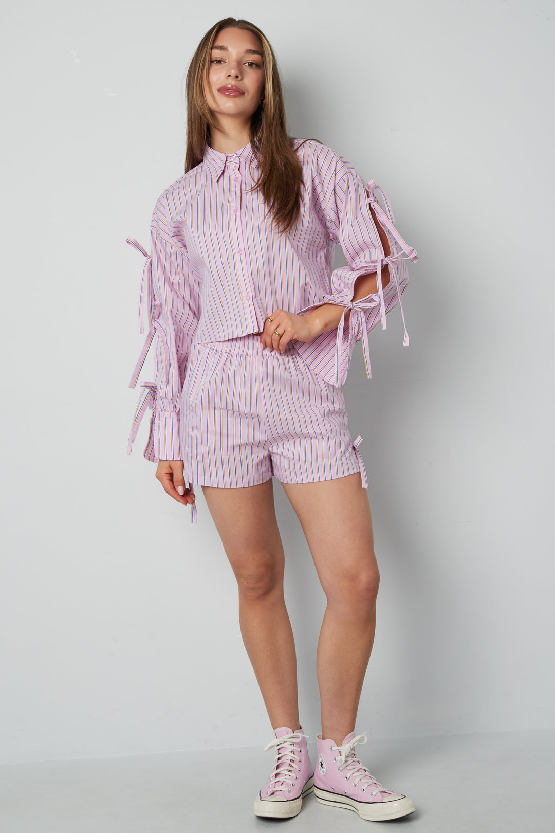 Kurze Nadelstreifenschnürsenkel